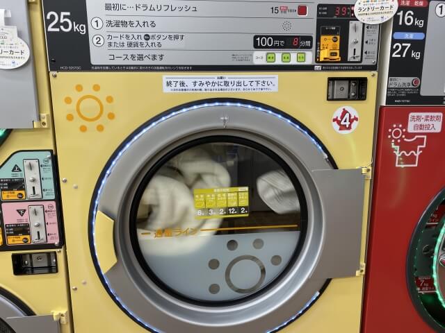 洗濯物が入っている乾燥機