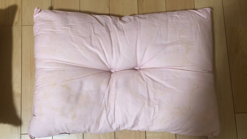 ピンクの枕に付着しているシミ